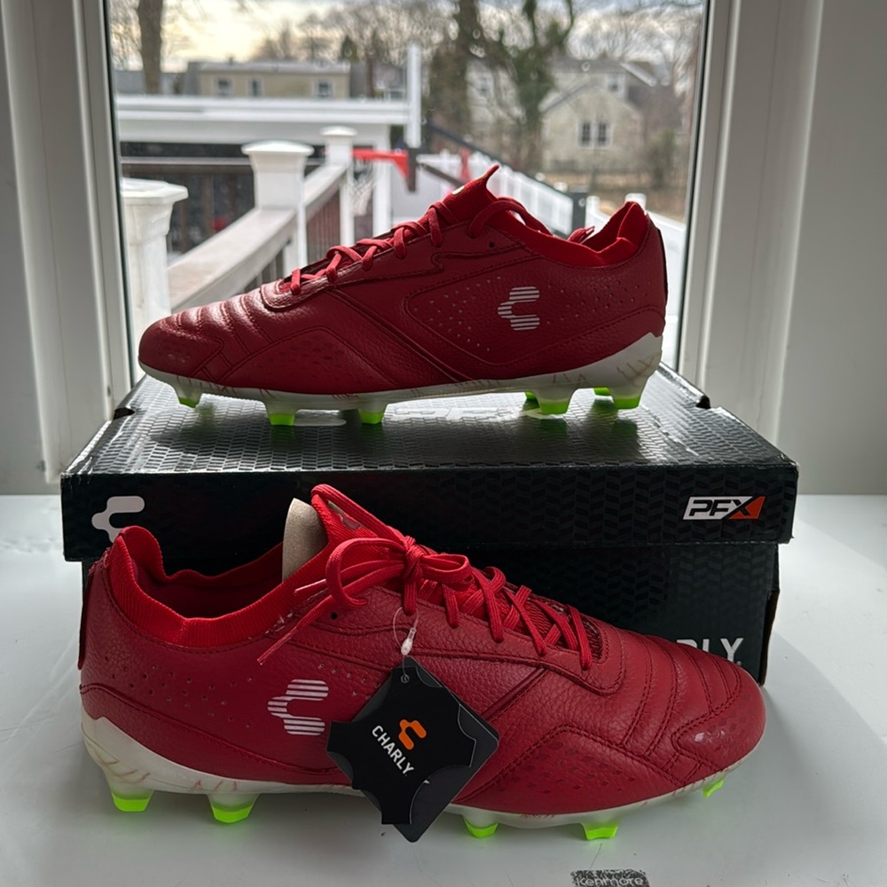 I am selling cleats that I got from the official store in Florida:Charley’s.